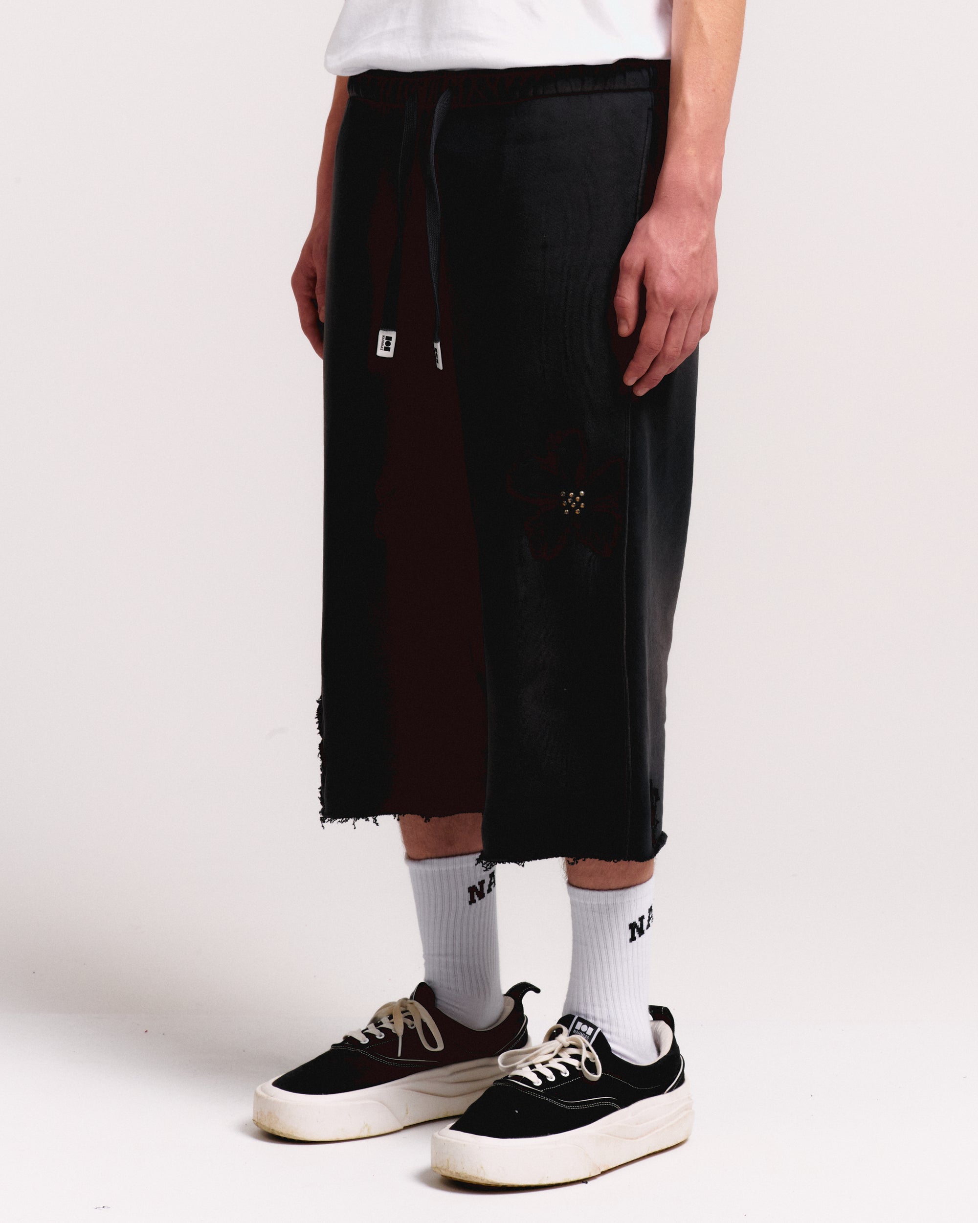 FLOWER PATCH LONG SWEAT SHORTS