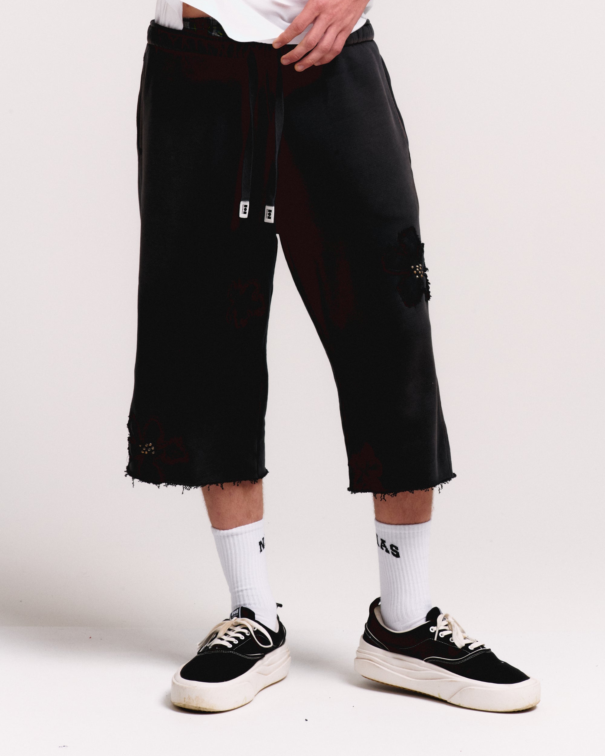 FLOWER PATCH LONG SWEAT SHORTS