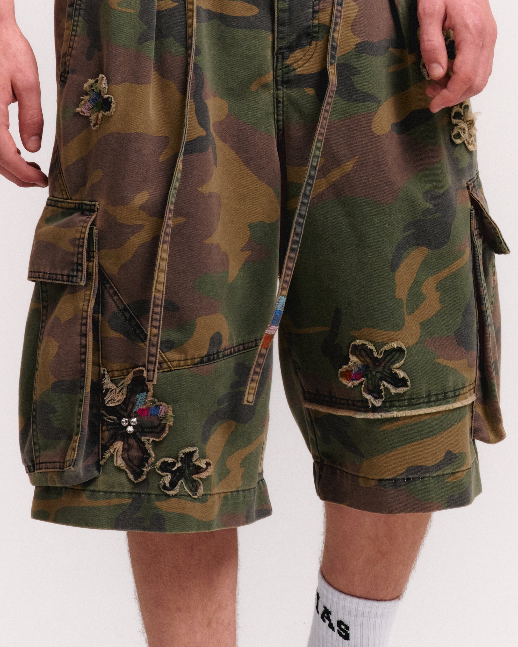 FLORAL PATCH CRYSTAL CAMO SHORT