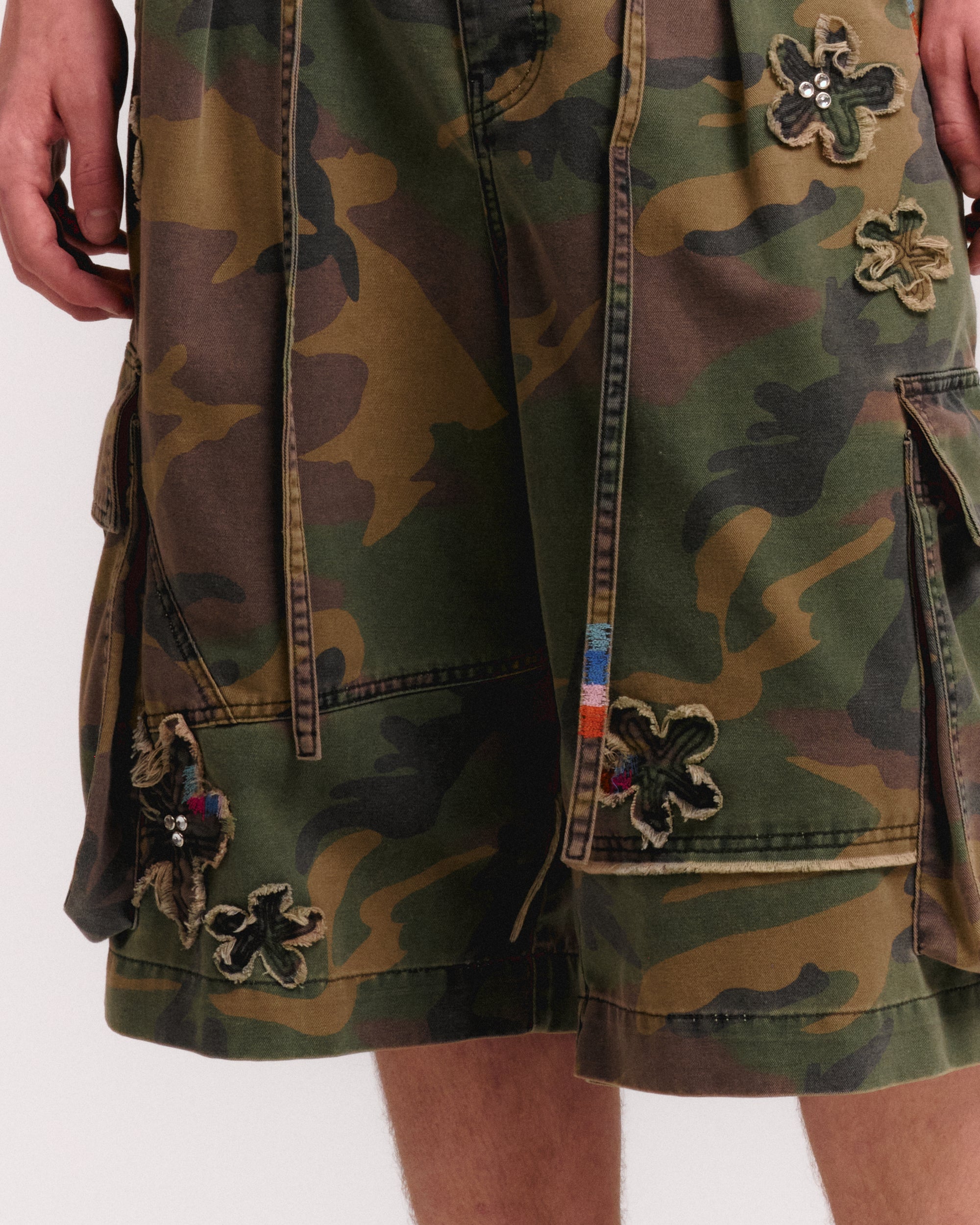 FLORAL PATCH CRYSTAL CAMO SHORT
