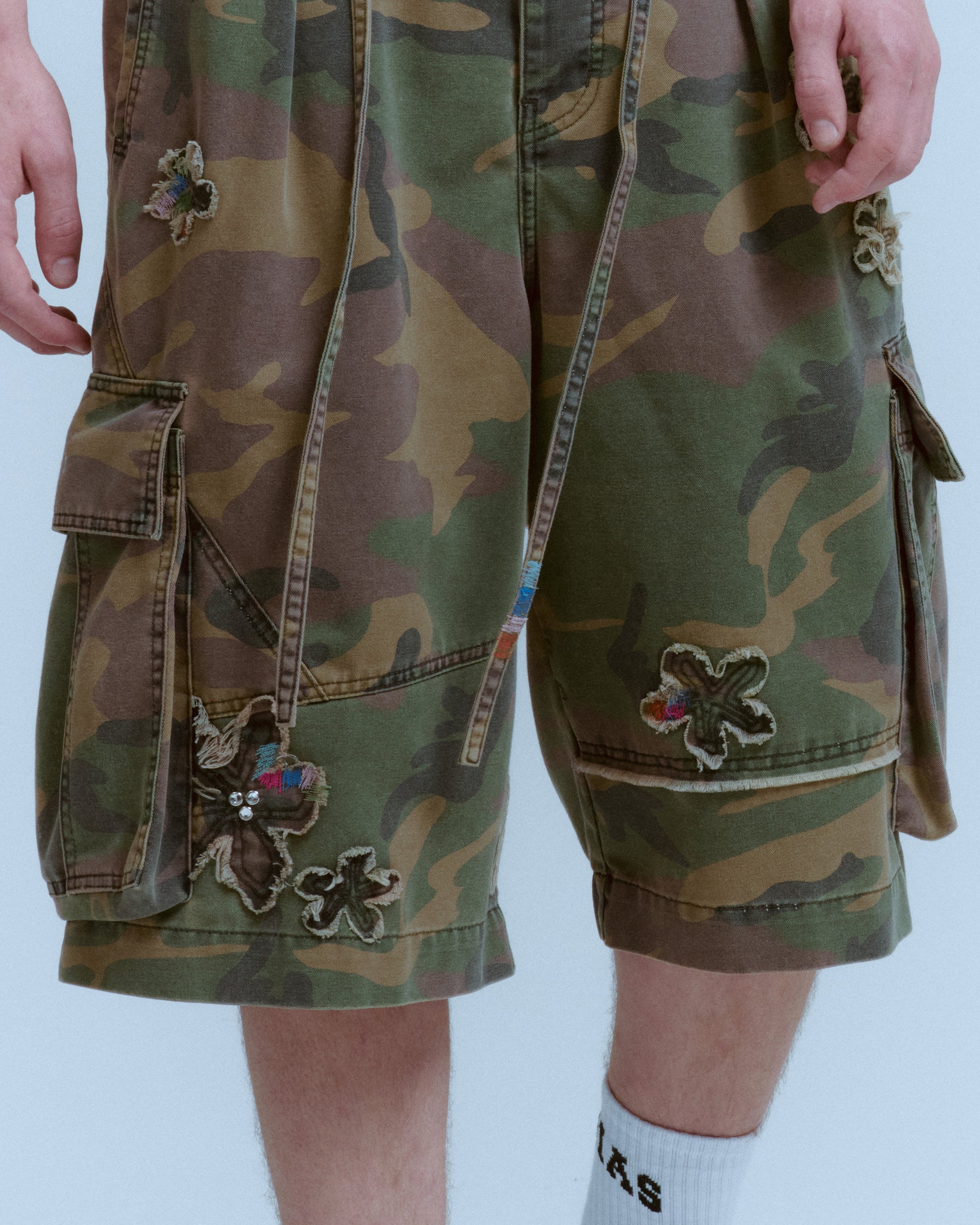 FLORAL PATCH CRYSTAL CAMO SHORT