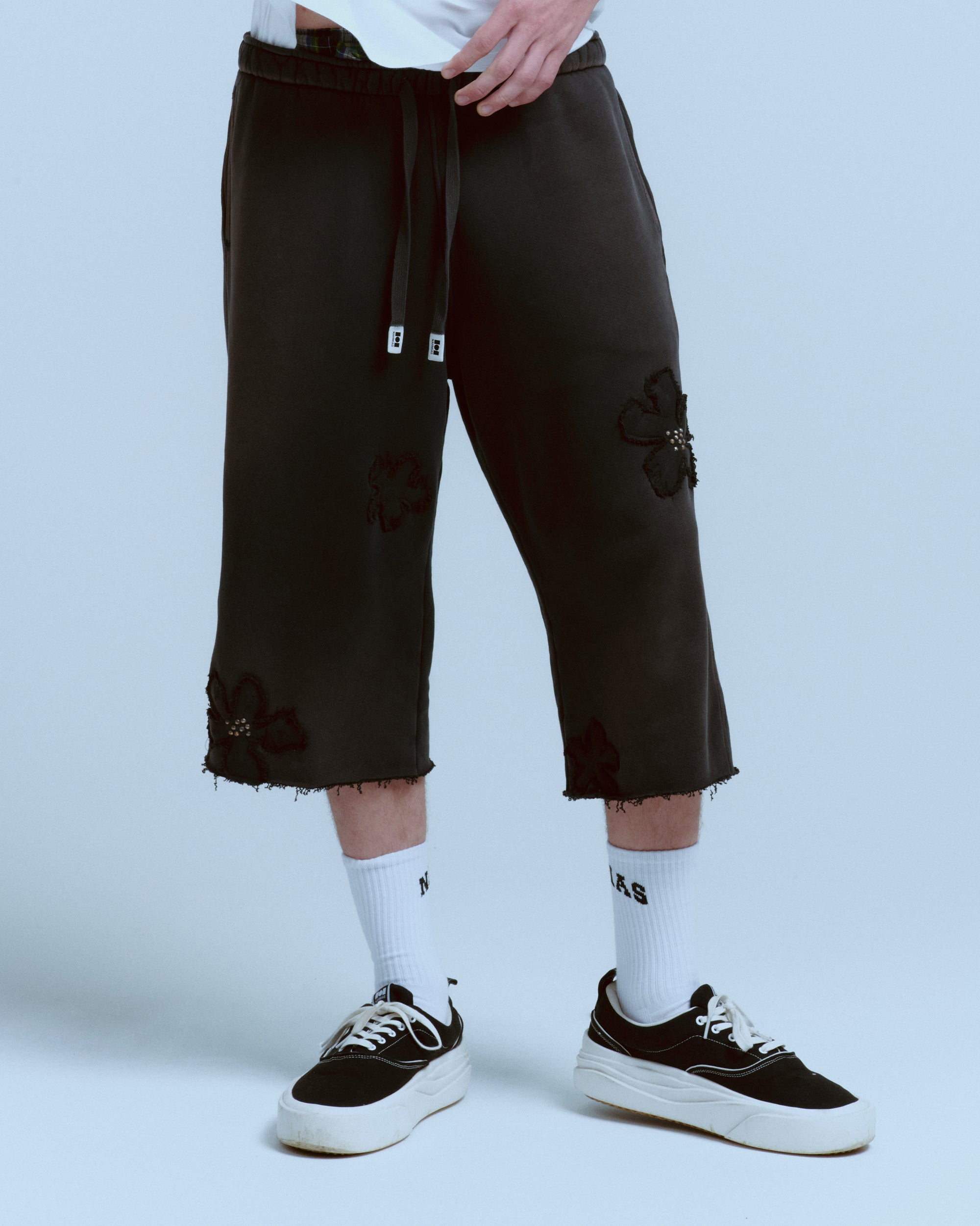 FLOWER PATCH LONG SWEAT SHORTS